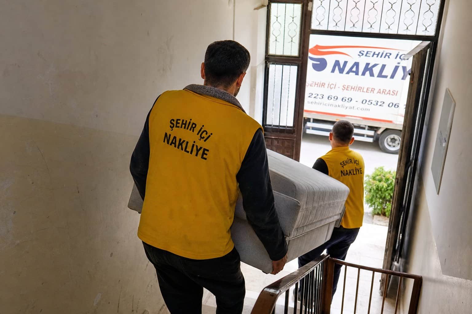 Muratlı Nakliye - Apartman koridorunda mobilya tasima hizmeti
