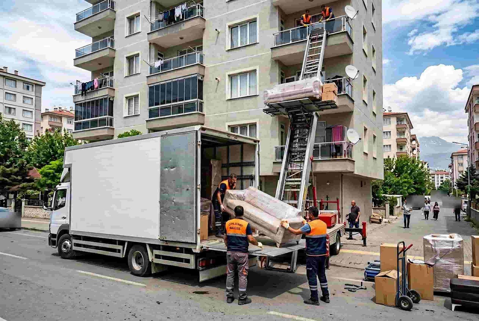 Kişiler Nakliye Hakkımızda - Apartman onunde esya ve koli sevkiyati